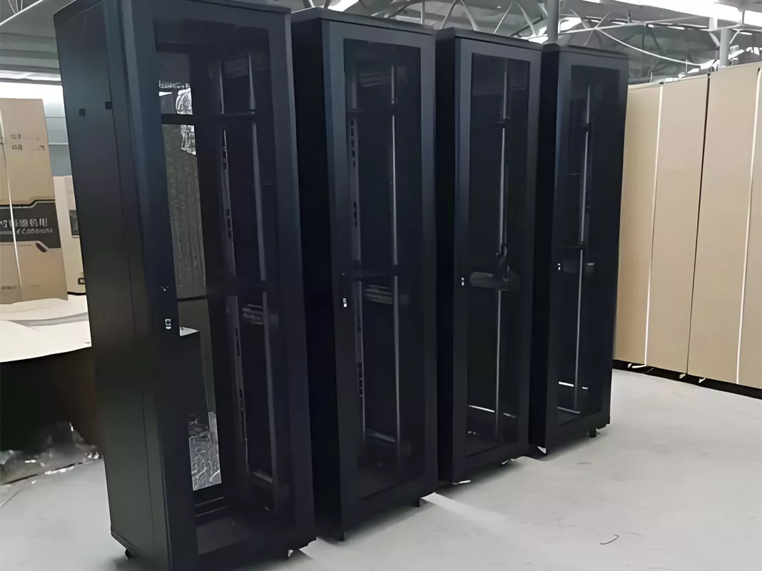 Kompiuterių kambario tinklo spinta